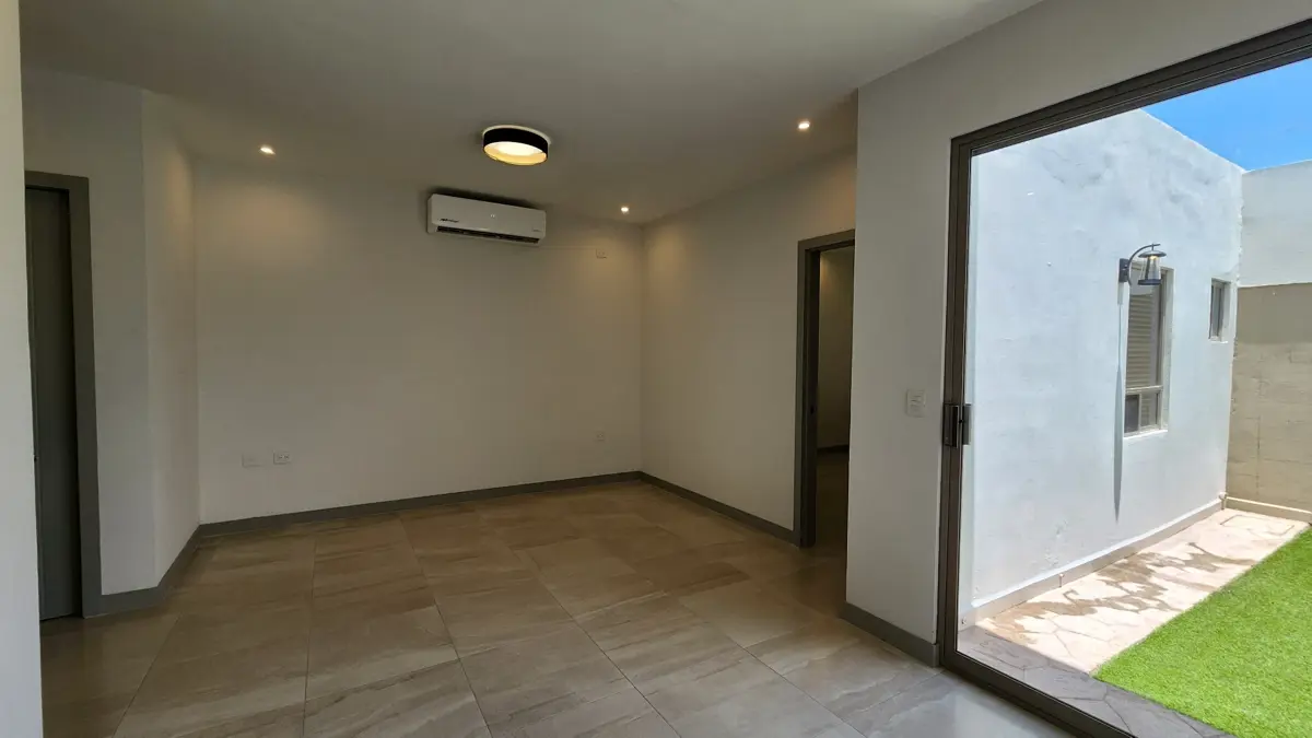 Vista 5 de Casa en Venta en con 4 recámaras, una en planta baja, en Viñedos