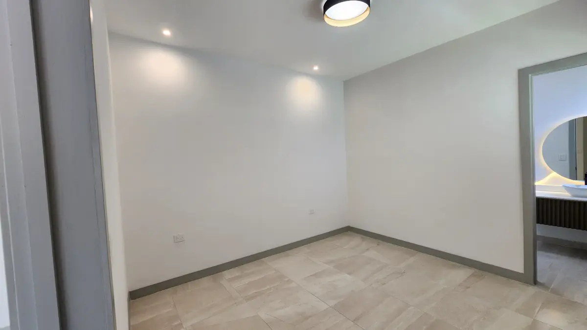 Vista 4 de Casa en Venta en con 4 recámaras, una en planta baja, en Viñedos
