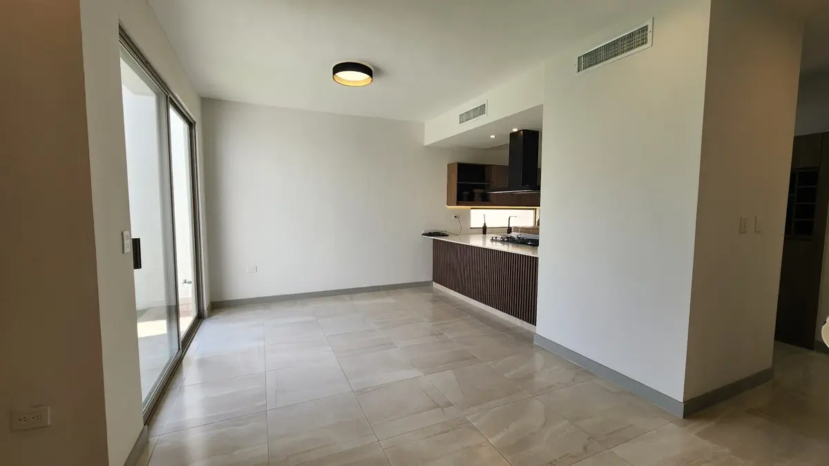 Vista 3 de Casa en Venta en con 4 recámaras, una en planta baja, en Viñedos