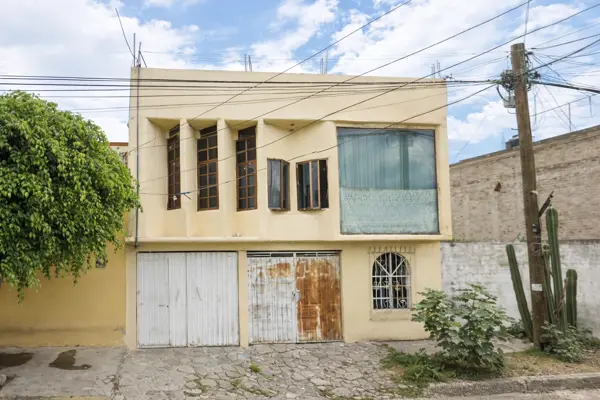 Casa en remate en Nezahualcóyotl, México, con 4 recámaras y acceso a transporte