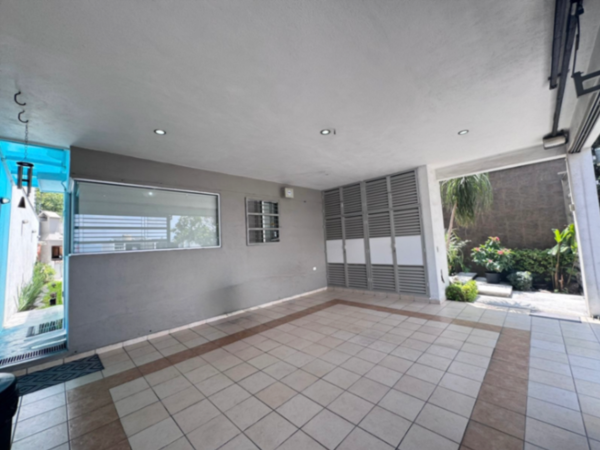 Casa con Doble Altura en Venta en Cumbres Mediterráneo, recamaras con baño completo cada una