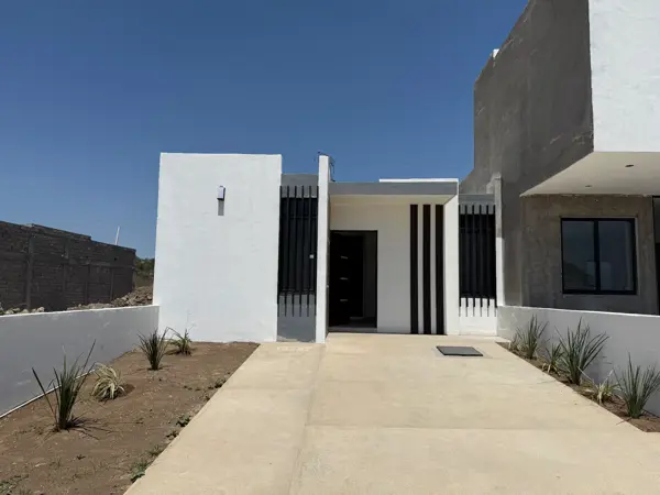 Casa en venta de una planta frente a jardín en Zona Norte de Villa de Álvarez