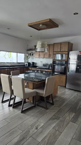 Casa en Venta en Cañadas del Lago, Corregidora: Amplia Residencia con Jardín y Seguridad