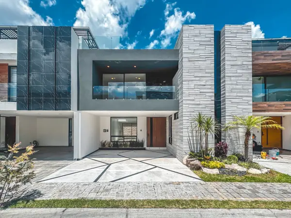 CASA EN VENTA CON ESTUDIO O RECÁMARA EN PLANTA BAJA EN LOMAS DE ANGELÓPOLIS III.