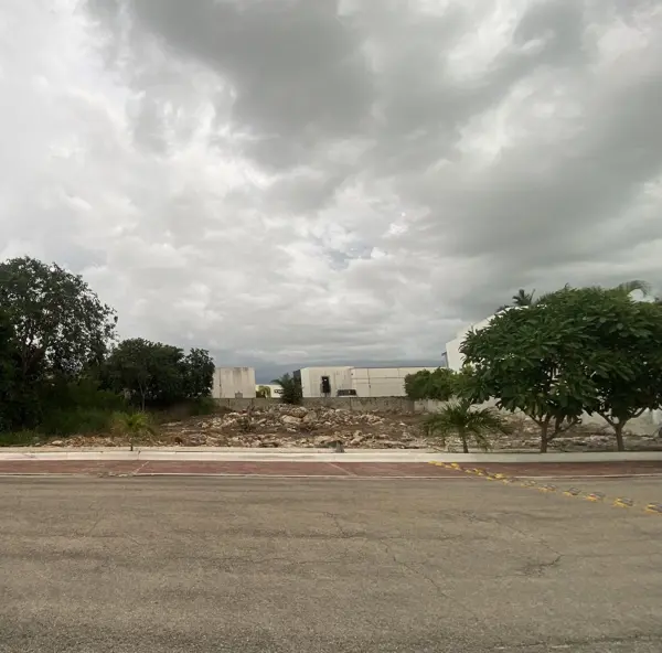 En venta Terreno residencial en privada Xaman Tan ( sobre avenida García Lavin)