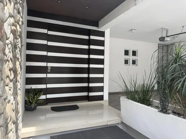 Casa contemporanea en Renta CUMBRES 5to Sector