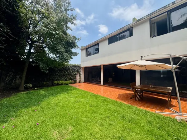 PASEO DE LAS LOMAS. CASA EN CALLE CERRADA DENTRO DE UN FRACCIONAMIENTO