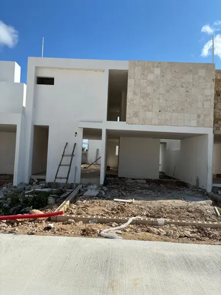 CASA EN VENTA EN MERIDA, PRIVADA EN ZONA CONKAL CON CASA CLUB