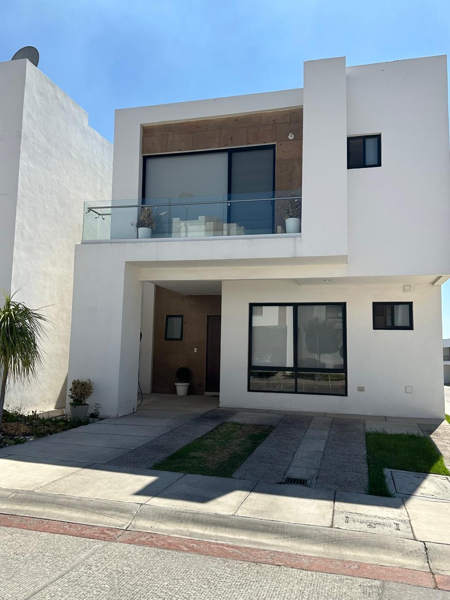 Venta casa en esquina Juriquilla