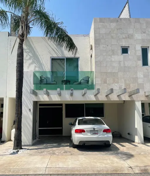 Venta casa en Fraccionamiento. Carcaña. Plaza Explanada
