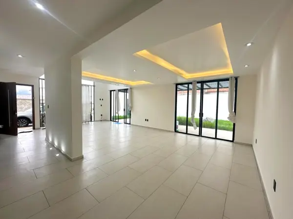 CASA EN VENTA CON JARDÍN EN RESIDENCIAL PARQUE INGLÉS, APIZACO, TLAXCALA.