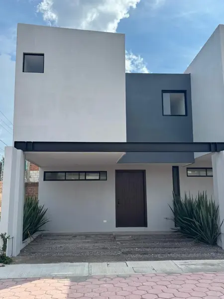 Casa en Venta en Rancho San José Xilotzingo, Puebla: Amplia y Moderna con Jardín