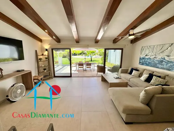 Casa completamente remodelada con terraza y salida a la alberca