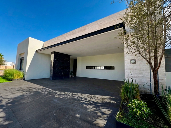Exclusiva residencia de un solo nivel en Las Trojes | Frente a área verde | Totalmente remodelada