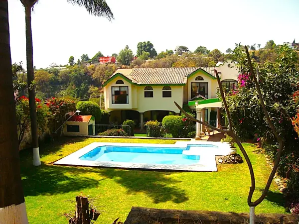 Venta Amplia Casa con Bungalow o Cuarto de Servicio con Vistas al Bosque