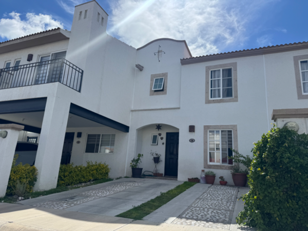 Casa en Venta de 4 recámaras, dentro de Privada Villa Toledo en El Refugio Residencial!!