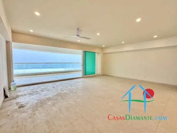 Departamento de playa con terraza, vista al mar y 4 recámaras