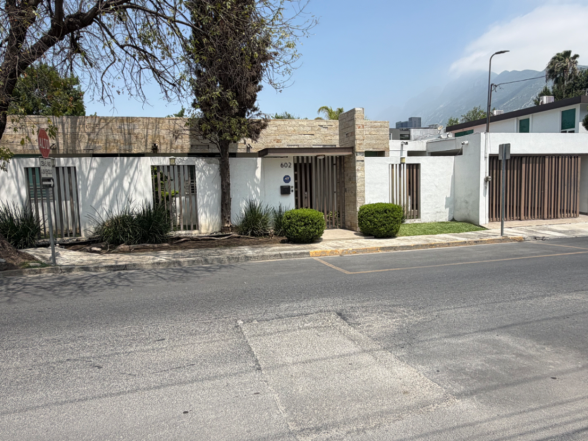 Casa en Venta de una planta en Del Valle, San Pedro Garza García - Amplia y Cómoda Casa en Venta de una planta en Del Valle, San Pedro Garza García - Amplia y Cómoda