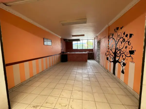 Local en venta, sobre avenida principal