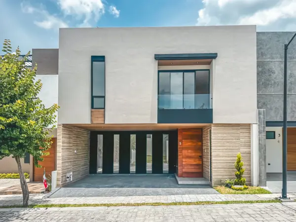 CASA EN VENTA CON SALA A DOBLE ALTURA EN LOMAS DE ANGELÓPOLIS III CASA EN VENTA CON SALA A DOBLE ALTURA EN LOMAS DE ANGELÓPOLIS III