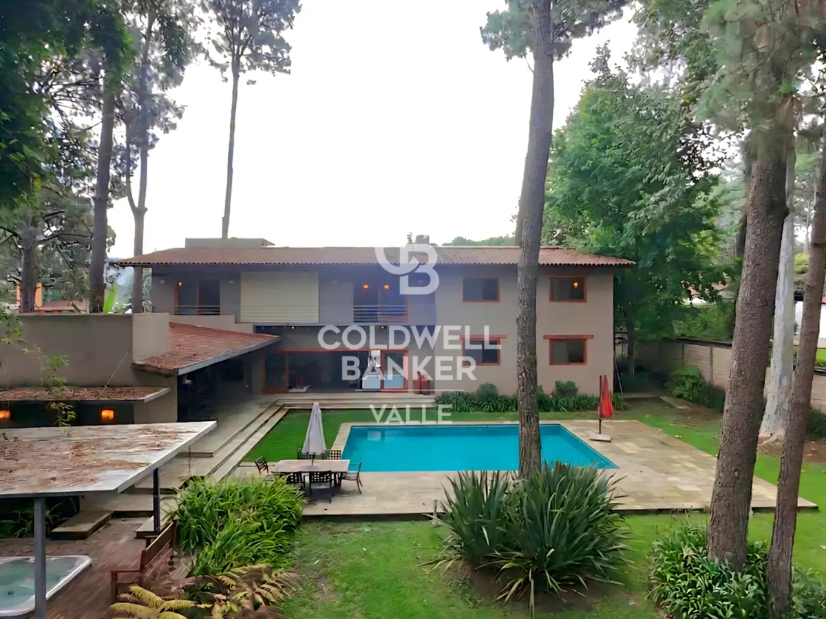 Casa en venta en Avandaro, Valle de Bravo — foto 1 de 38