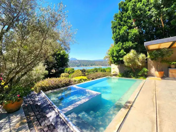 Casa en Venta con Acceso al Lago en Valle de Bravo — foto 1 de 50
