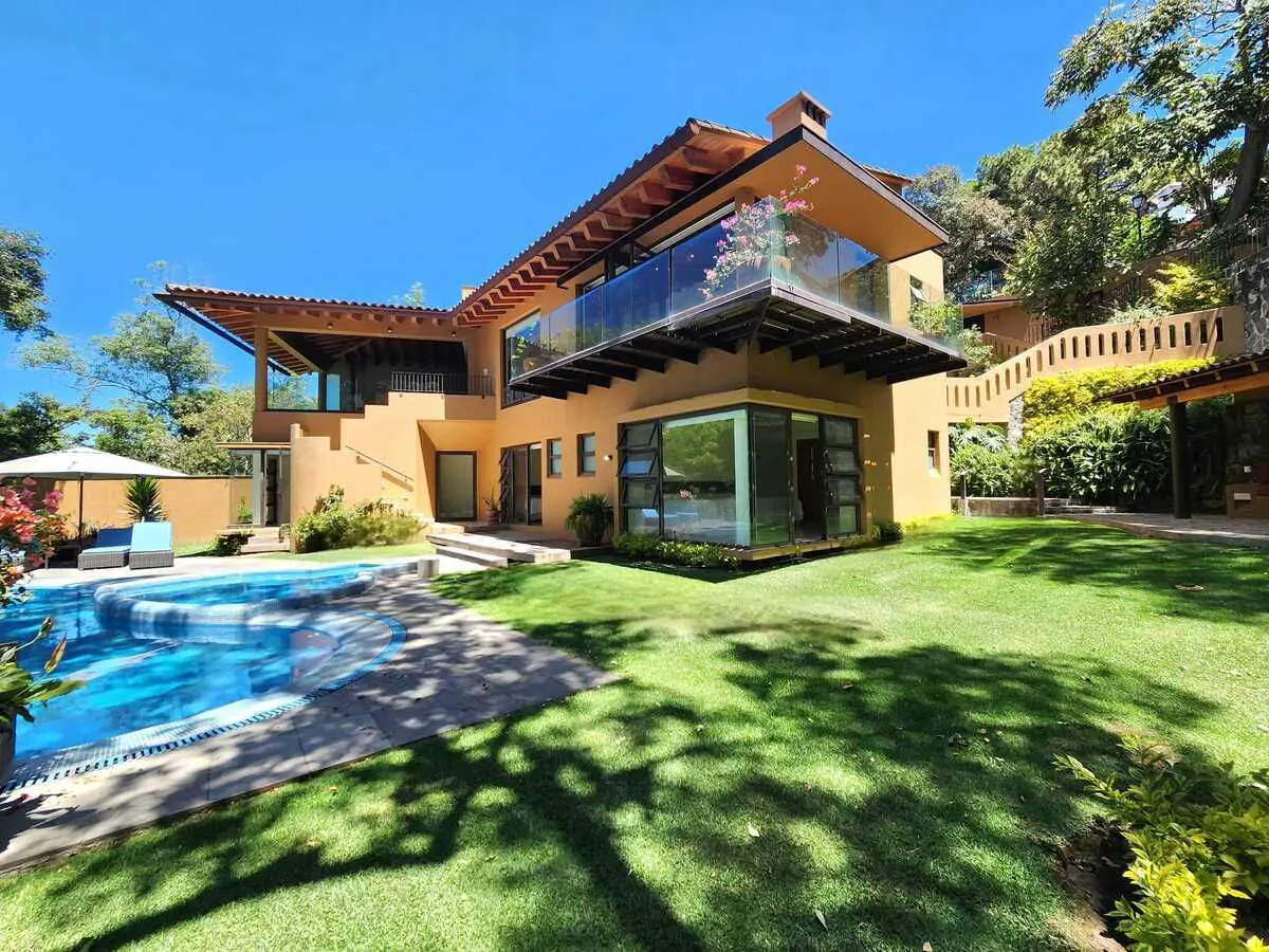 Casa en venta en Valle de Bravo, Valle de Bravo — foto 1 de 43