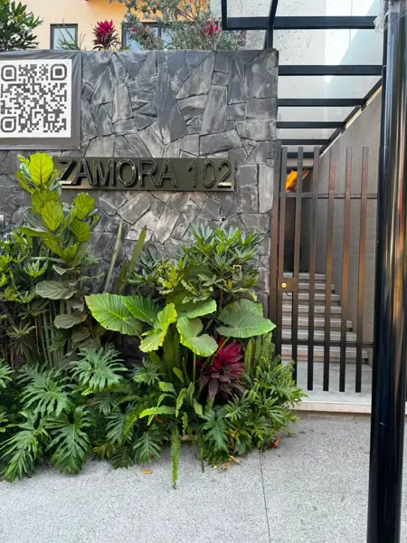 Departamento en venta en Las Águilas con balcón y 2 estacionamientos
