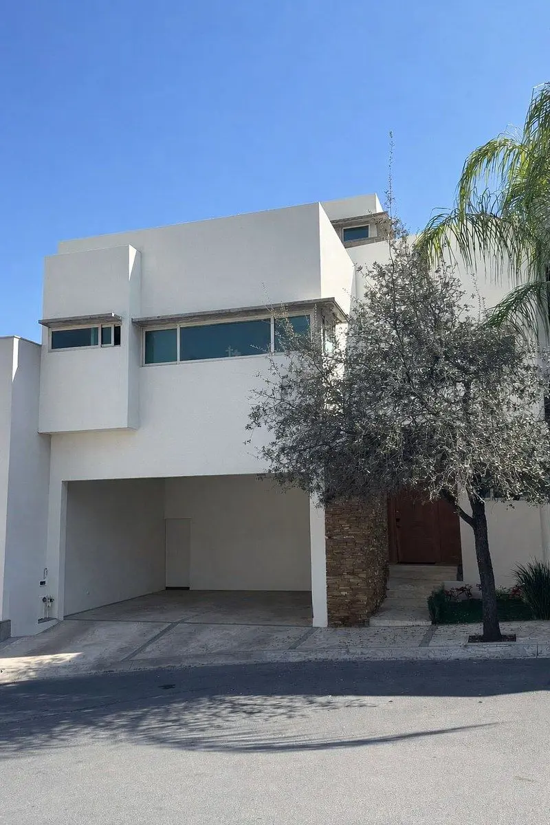 CASA EN VENTA LAS CUMBRES, 6to SECTOR CASA EN VENTA LAS CUMBRES, 6to SECTOR