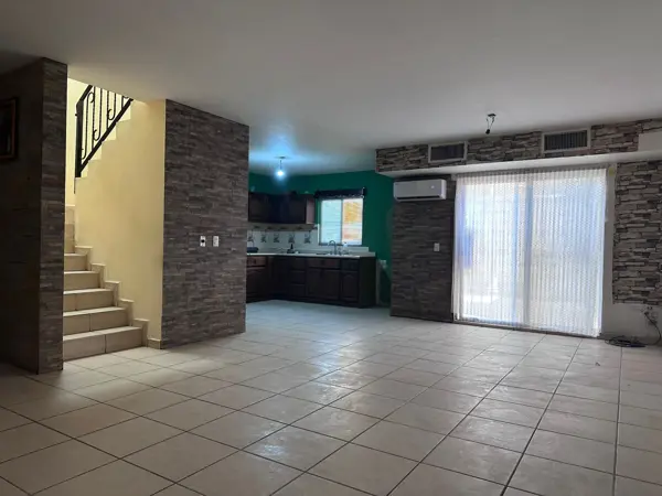 Casa en Villa Romana con cochera para dos autos y espacios para uso familiar.