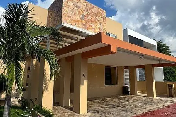 CASA EN PRIVADA CON LAGO