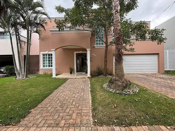 CASA EN VENTA A 3 MIN DE PLAZA  LA ISLA