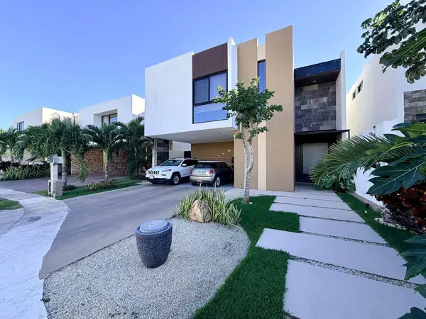 Casa en Venta en Privada en Cholul I 3 Hab + Alberca