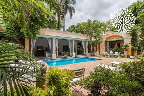 Casa en Palmira Tinguindin | Residencia Mediterránea de Un Nivel con Alberca y Jardín Tipo Patio