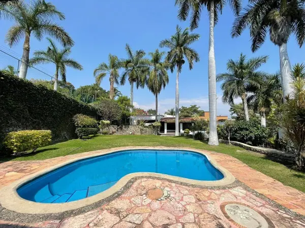 Casa en Palmira | Amplio Terreno Plano con Alberca y Gran Potencial de Remodelación