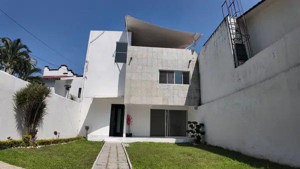 Casa en Fraccionamiento Las Fincas | Remodelada, Roof Garden y Seguridad 24/7 Casa en Fraccionamiento Las Fincas | Remodelada, Roof Garden y Seguridad 24/7