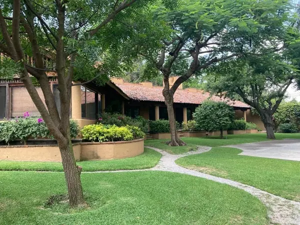 Casa en José G. Parres, Jiutepec | Gran Terreno, Uso Mixto y Alberca Climatizada