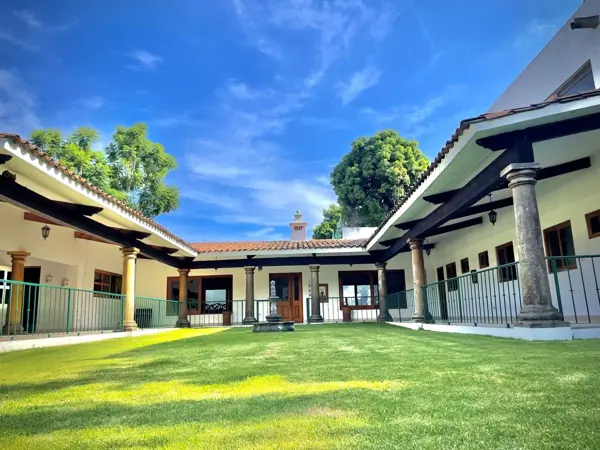 Casa en Jardines de Delicias | Residencia Amplia con Alberca, Jardín y 8 Estacionamientos