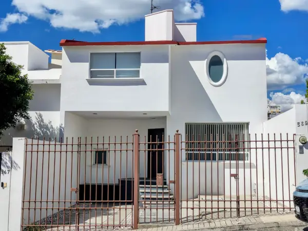 Casa en Venta y Renta sobre avenida principal
