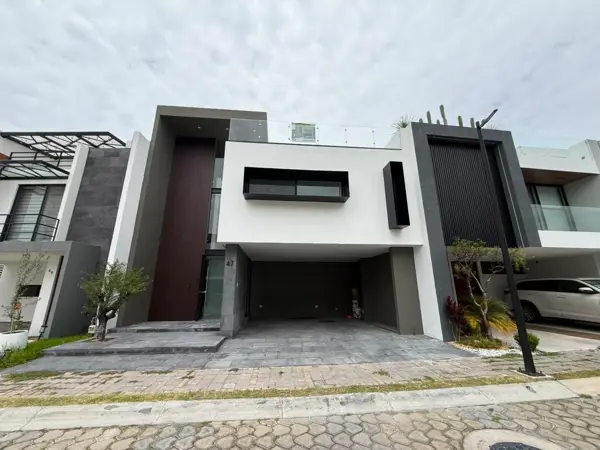 Hermosa casa en venta en Lomas Cascatta