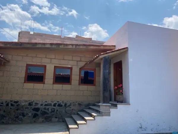 Casa en venta en San Juan, Xalatlaco: Amplia propiedad residencial con jardín y terraza