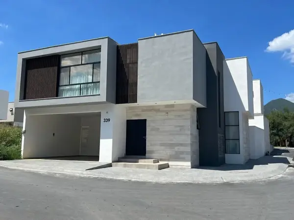 Casa en Esquina Equipada con Paneles Solares en Santiago, N.L. | Fraccionamiento Privado con Amenida