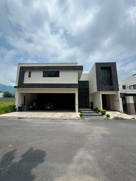 Casa en Privada en Monterrey: Espacio, Confort y Lujo
