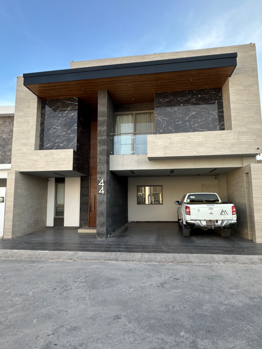 Hermosa casa de oportunidad en primera línea de Viñedos en venta Hermosa casa de oportunidad en primera línea de Viñedos en venta