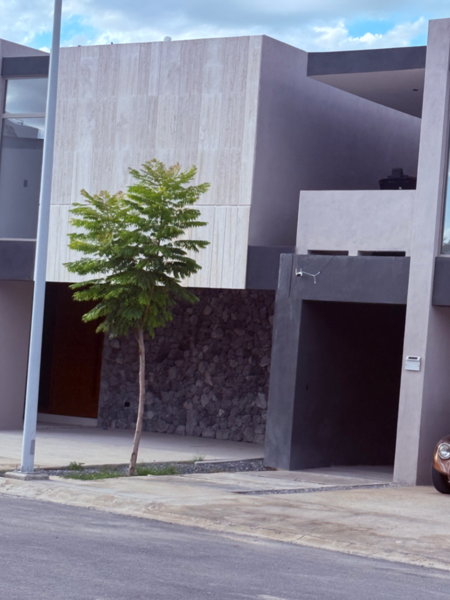 Venta de Casa en Los Siller, Saltillo: Espaciosa y Moderna en Fraccionamiento Privado