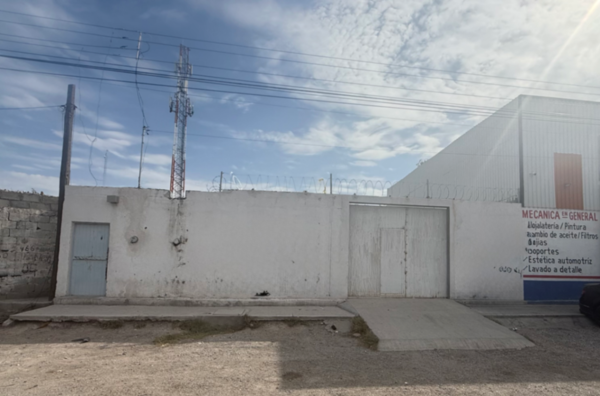 Terreno bardeado con oficinas y baños Terreno bardeado con oficinas y baños