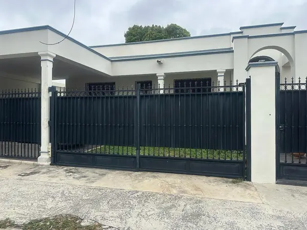 Casa de Una Planta para Vivir o Remodelar en Venta en Zona García Ginerés