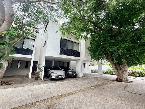 Townhouse en Venta en Privada Santorini, Chuburna con Alberca