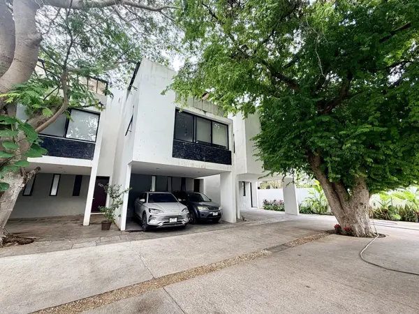 Townhouse en Venta en Privada Santorini, Chuburna con Alberca