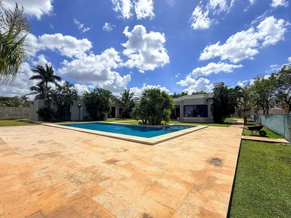 Casa de 1 Planta en Venta con 4,380m2 de Terreno y Equipada de Lujo en Dzitya